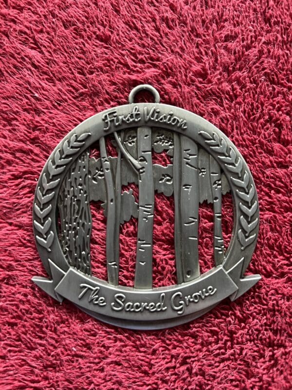 A medal with the words " the secret garden ".